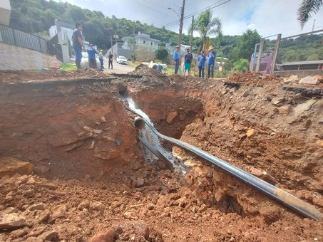 Rompimento de rede afeta abastecimento dos bairros Imigrantes, Cinquentenário e parte do centro