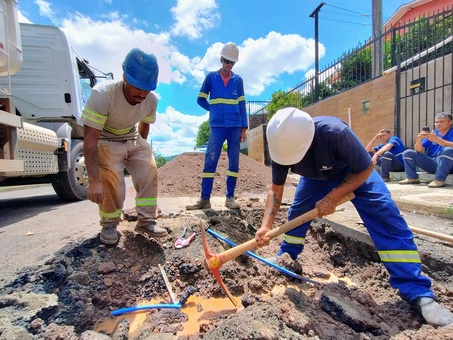 Rompimento de rede e obra em sistema de drenagem interrompem abastecimento em bairros