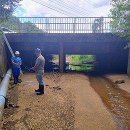 Reparos na rede soba ponte da Rua João Suzin Marini