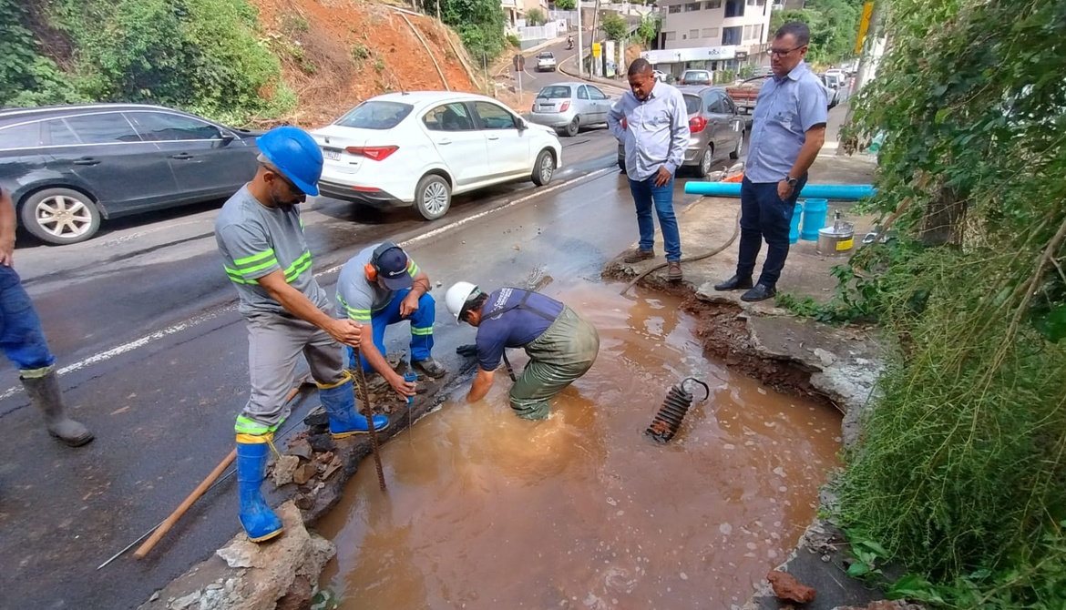 Rompimento de adutora de água tratada afeta abastecimento na região da Rua Tancredo Neves