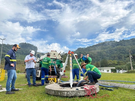Entupimento em sistema de esgoto acende alerta para a destinação correta de resíduos