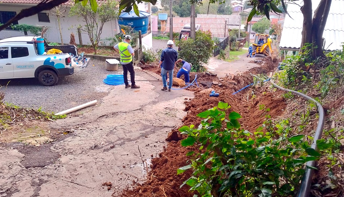 Mudança no sistema e ampliação de 450 metros de rede reforçam abastecimento do bairro Guilherme Reich