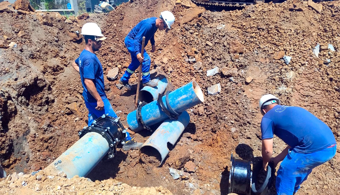 Rompimento de adutora de água tratada impacta abastecimento na região do São Cristóvão