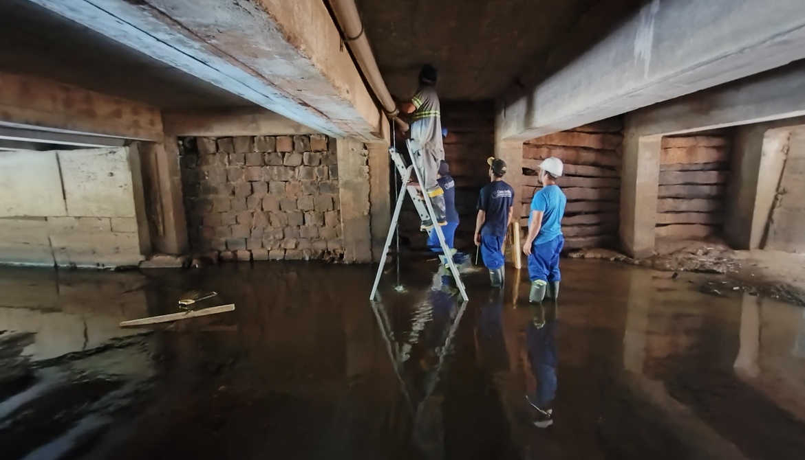 Rompimento de tubulação causa vazamento de grande porte e afeta abastecimento