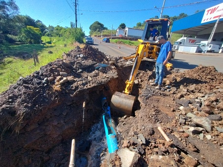 Irresponsabilidade em obra destrói adutora de água tratada de grande porte e afeta 14 bairros
