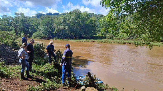 Operação no Rio Jacutinga busca garantir captação de água e pode afetar abastecimento em bairros