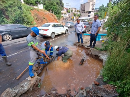 Rompimento de adutora de água tratada afeta abastecimento na região da Rua Tancredo Neves