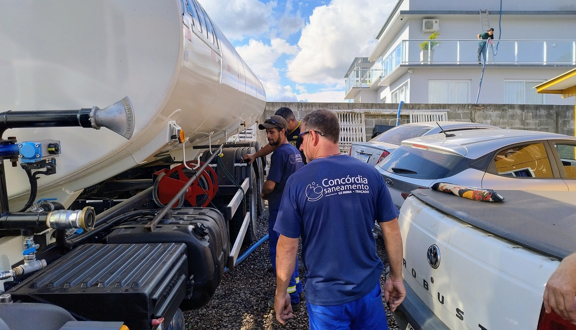 Caminhões-pipa abastecem reservatórios para garantir disponibilidade de água