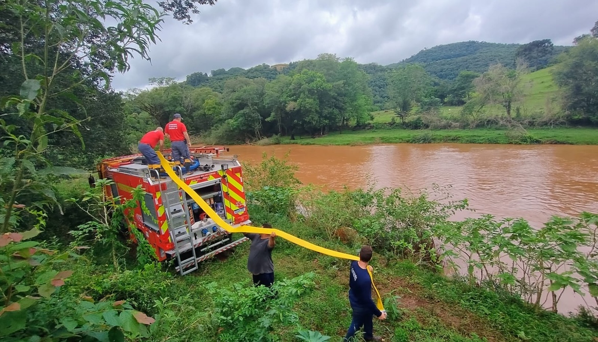 Obstrução na captação de água no Rio Jacutinga pode impactar abastecimento em Concórdia