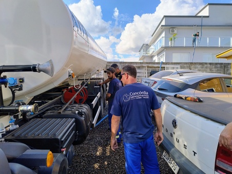 Caminhões-pipa abastecem reservatórios para garantir disponibilidade de água