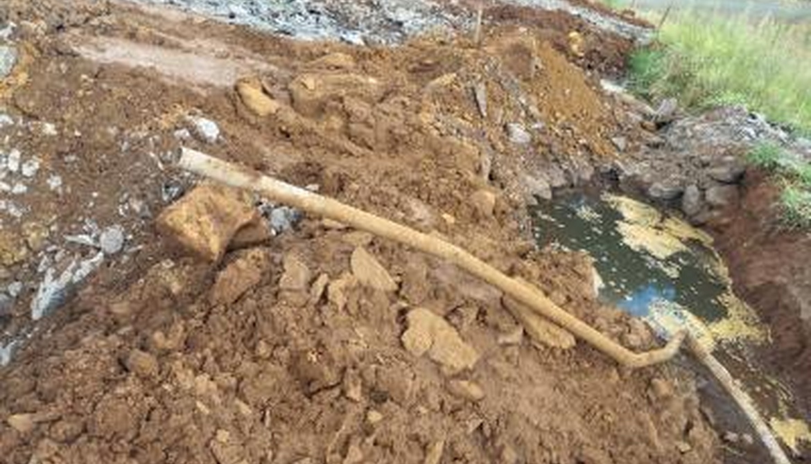 Rede de água tratada é danificada por obra privada e impacta abastecimento