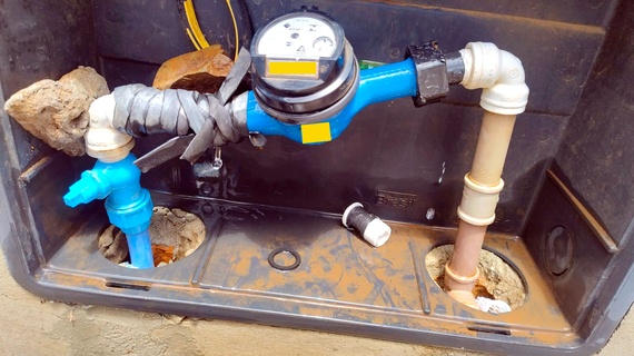 Furto de água em Concórdia: ligação clandestina é flagrada em imóvel no Parque de Exposições