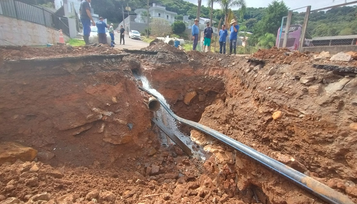 Rompimento de rede afeta abastecimento dos bairros Imigrantes, Cinquentenário e parte do centro