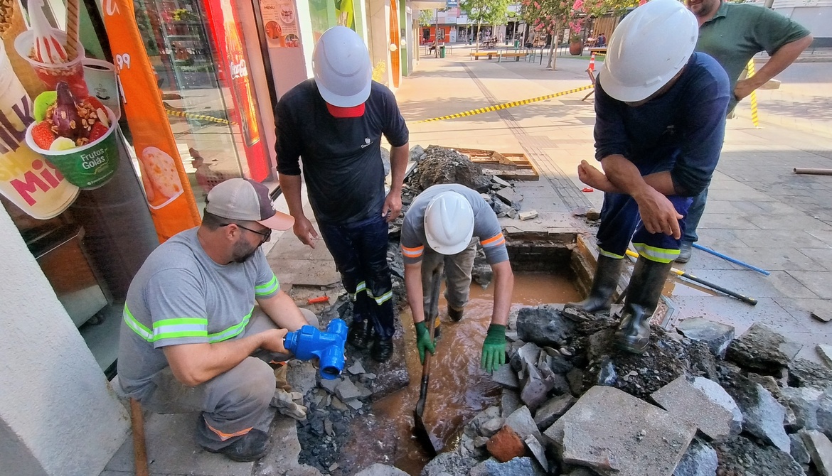 Vazamento oculto de grandes proporções no centro da cidade impacta abastecimento