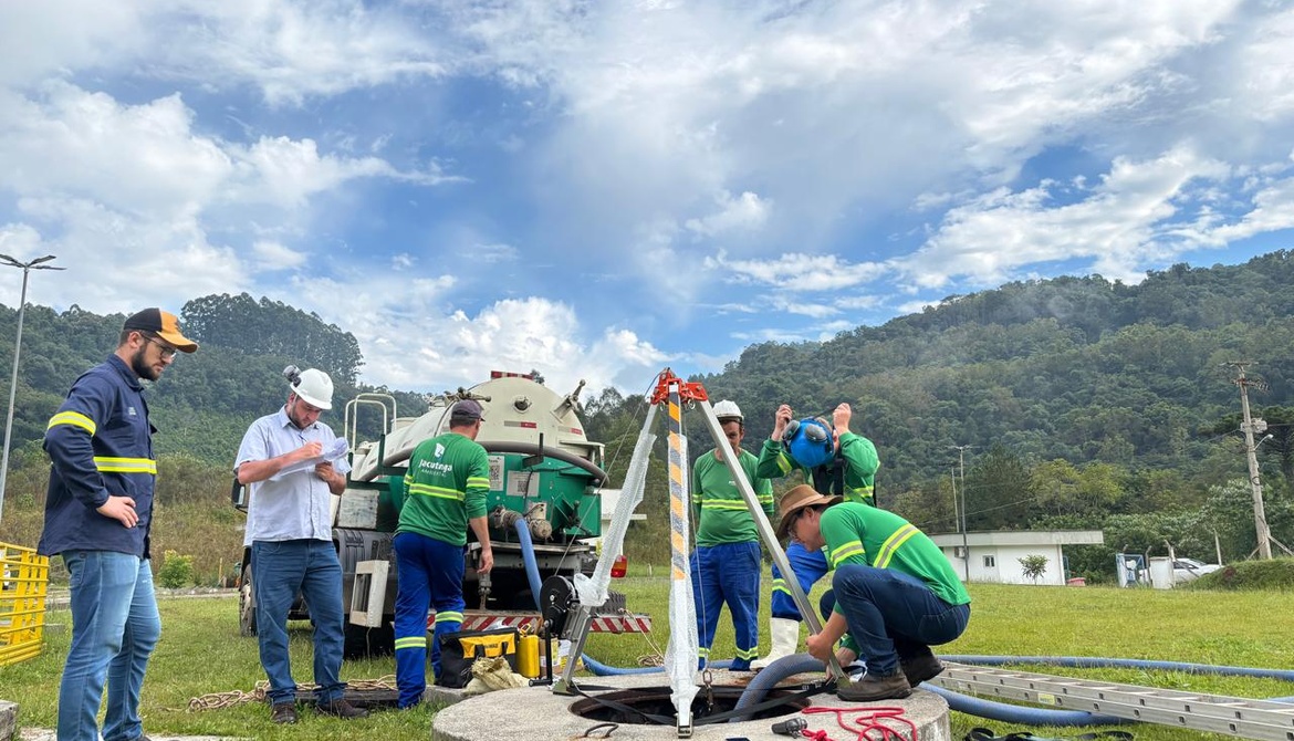 Entupimento em sistema de esgoto acende alerta para a destinação correta de resíduos