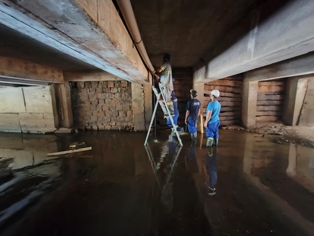 Rompimento de tubulação causa vazamento de grande porte e afeta abastecimento