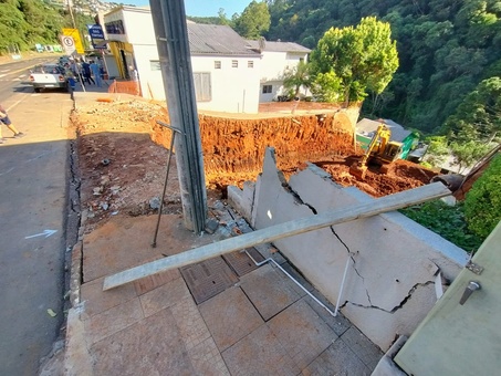 Escavação em terreno particular provoca interrupção do abastecimento para bairros da região do São Cristóvão