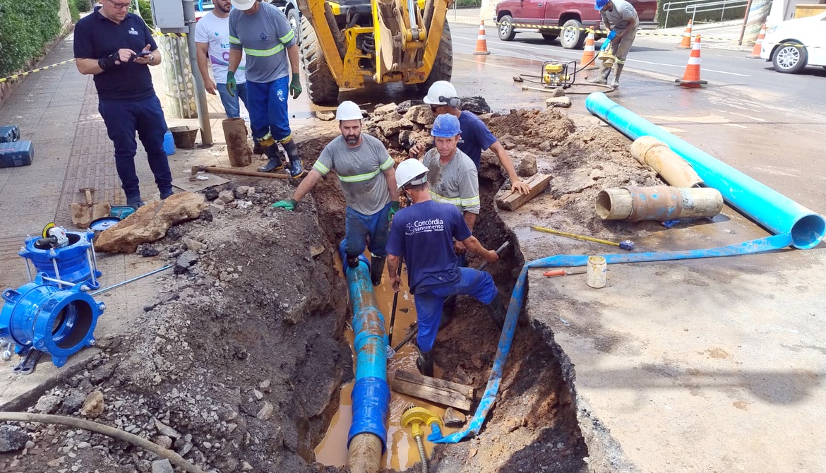 Concórdia Saneamento conclui reparo de adutora no Centro e inicia manobras para recuperação gradativa do sistema