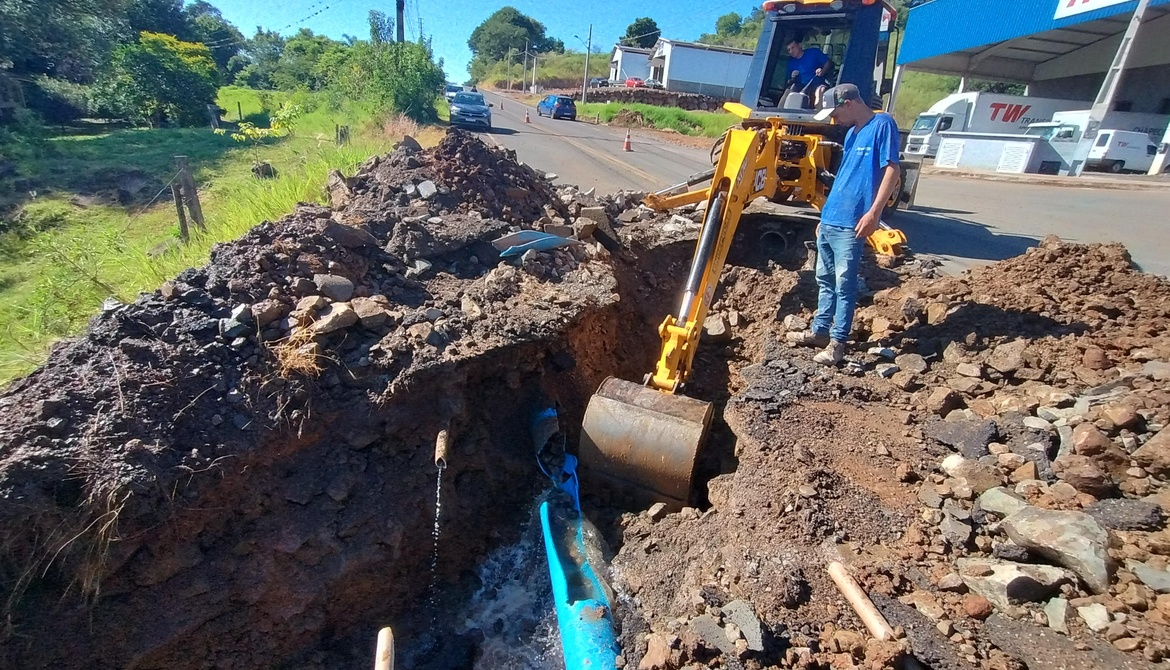 Irresponsabilidade em obra destrói adutora de água tratada de grande porte e afeta 14 bairros