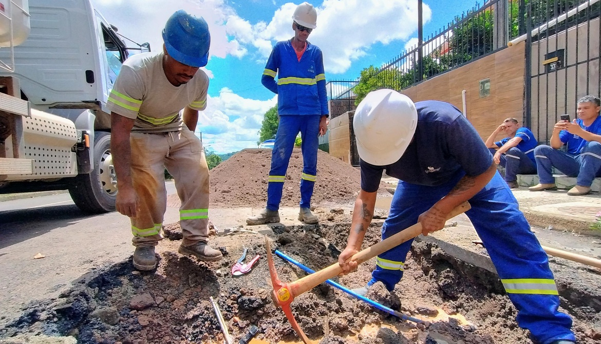 Rompimento de rede e obra em sistema de drenagem interrompem abastecimento em bairros