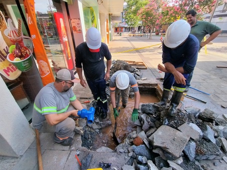 Vazamento oculto de grandes proporções no centro da cidade impacta abastecimento