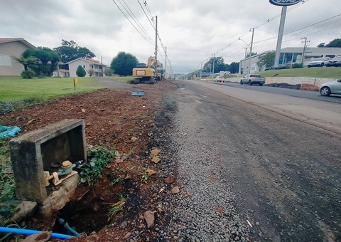 Clientes da Rua Tancredo Neves são informados sobre necessidade de padronização nas instalações do cavalete de água
