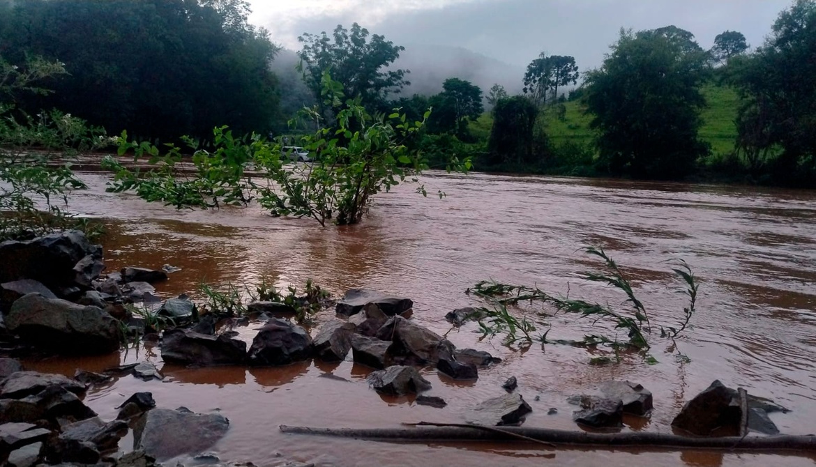 Cheia no Rio Jacutinga prejudica captação de água bruta e ameaça abastecimento em Concórdia