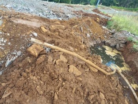 Rede de água tratada é danificada por obra privada e impacta abastecimento