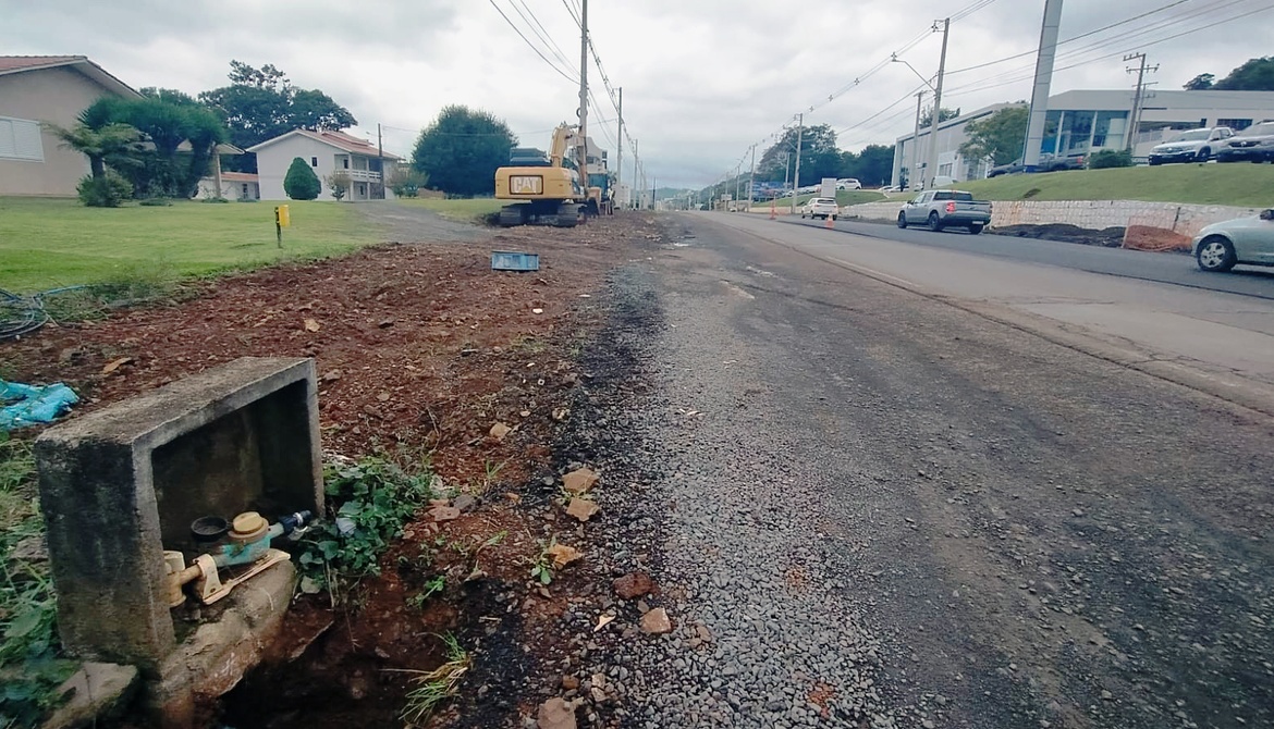 Clientes da Rua Tancredo Neves são informados sobre necessidade de padronização nas instalações do cavalete de água