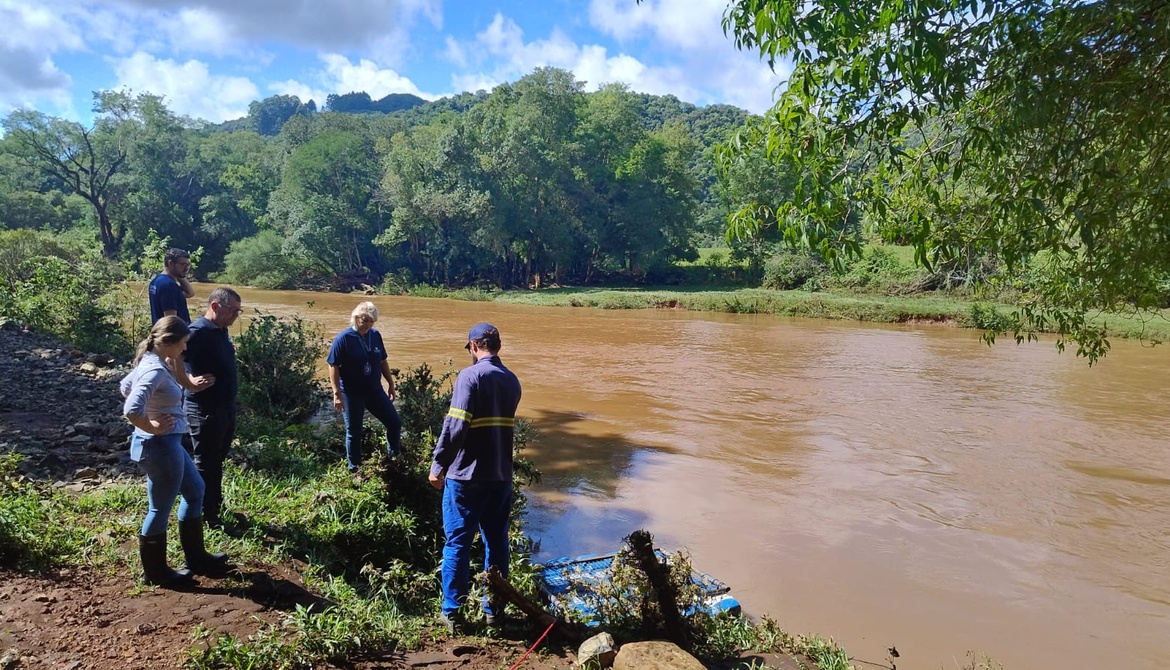 Operação no Rio Jacutinga busca garantir captação de água e pode afetar abastecimento em bairros