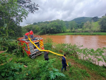 Obstrução na captação de água no Rio Jacutinga pode impactar abastecimento em Concórdia