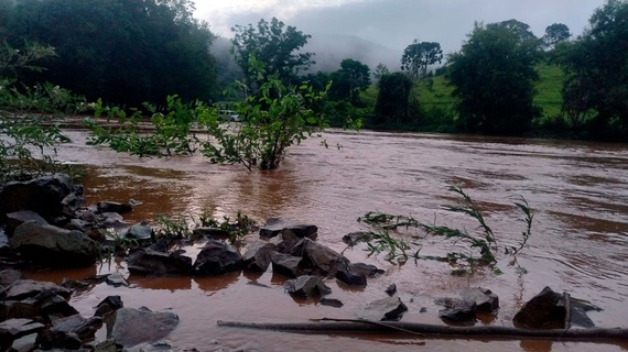 Cheia no Rio Jacutinga prejudica captação de água bruta e ameaça abastecimento em Concórdia
