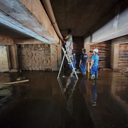 Reparos na rede soba ponte da Rua João Suzin Marini