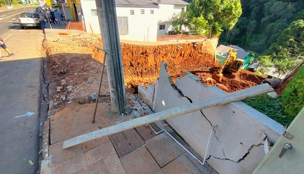 Escavação em terreno particular provoca interrupção do abastecimento para bairros da região do São Cristóvão